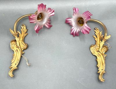Paire d'appliques en bronze doré à décor de tulipes en verre…