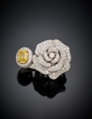une bague en forme de rose sertie d'un saphir jaune et de diamants