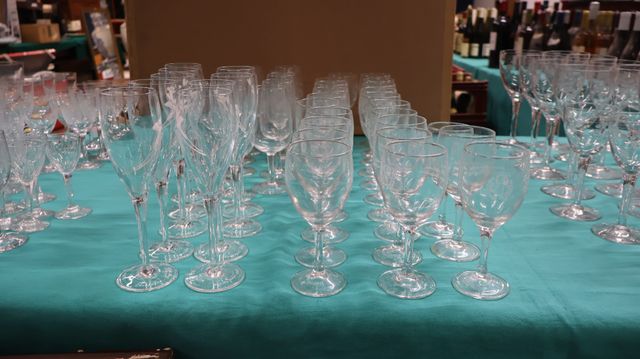 Lot de 35 verres à vin et 10 coupes à champagne en cristal