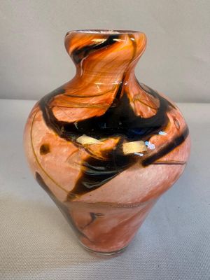 un vase posé sur une surface blanche