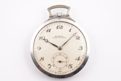 une montre de poche en argent posée sur une surface blanche