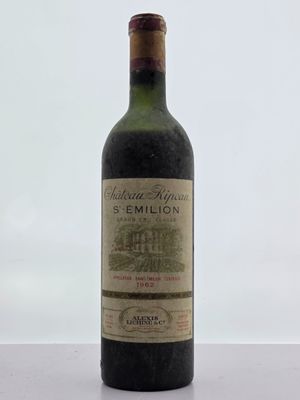 une bouteille de vin posée sur une table
