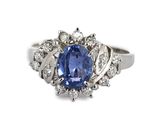 une image d'une bague en saphir bleu et diamant sur fond blanc