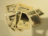 une pile de vieilles photos posée sur une table