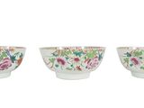 trois bols blancs ornés de motifs floraux, posés sur une surface blanche