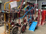 Il y a de nombreux types de tuyaux différents dans cet entrepôt.