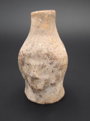 l'image d'un vase en argile sur fond noir
