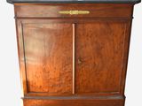 armoire d'angle ancienne en noyer avec un plateau en marbre noir