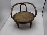 une petite chaise en bois sur laquelle est peint un oiseau