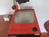 une machine rouge posée sur une table en bois