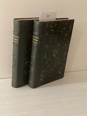 deux livres posés sur une table