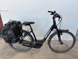 un vélo noir avec un sac à l'arrière