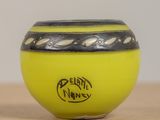 une balle jaune ornée de motifs noirs et blancs
