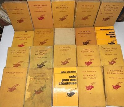 un grand nombre de livres posés sur une table