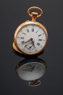 une montre de poche ancienne avec des chiffres romains sur le cadran