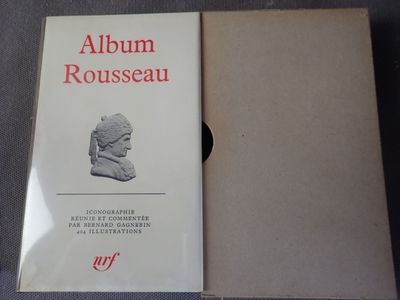 un livre ouvert dont la couverture représente un buste