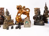 un grand nombre de figurines posées sur une table