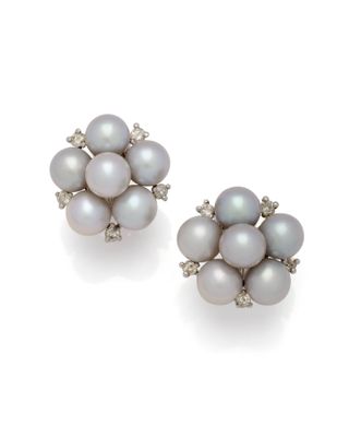 une paire de boucles d'oreilles en perles de culture et diamants