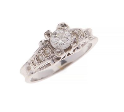 gros plan d'une bague en diamant sur fond blanc