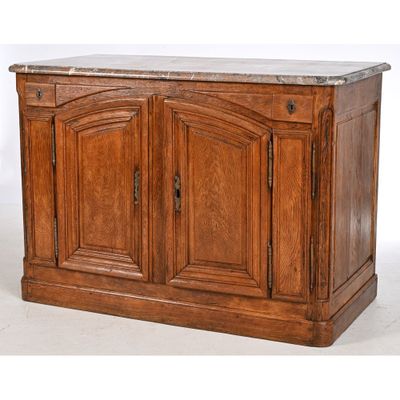 une armoire en bois avec un plateau en marbre sur fond blanc