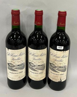 trois bouteilles de vin rouge sont alignées sur une surface blanche