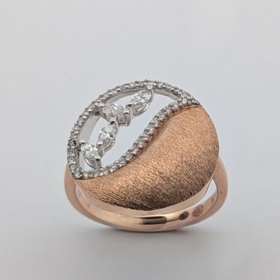 l'image d'une bague ornée de diamants