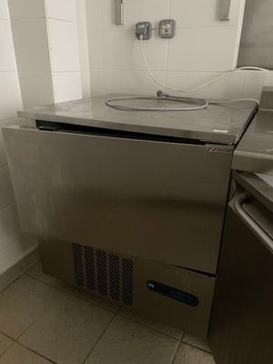 un lave-vaisselle en acier inoxydable installé dans une cuisine, à côté d'une cuisinière