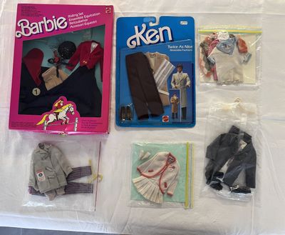MATTEL – Ensemble de vêtements pour Barbie et Ken dont 2 tenues sous b - Photo 1