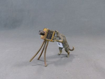 statue d'un chien avec un appareil photo accroché à son cou