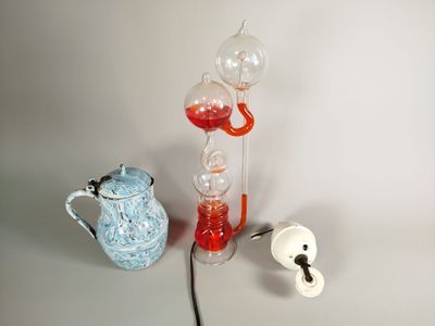 trois types différents de vases en verre posés sur une table