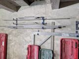 de nombreux outils accrochés au mur du garage
