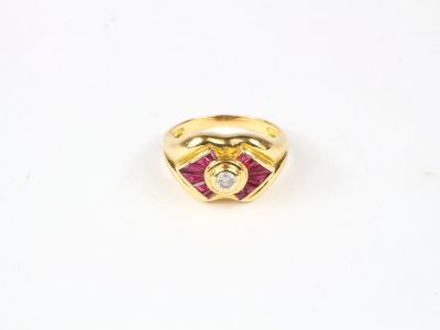 Bague en or jaune, centrée d'un diamant de taille brillant, …