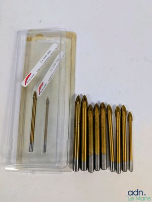 un lot de vis rangées dans un récipient en plastique