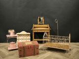 un lit, une commode, une armoire et une malle posés sur un parquet