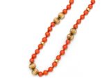 un collier composé de perles de corail et d'or