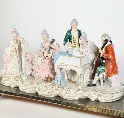 une figurine représentant un groupe de personnes assises à une table