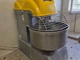 une machine jaune qui se trouve dans une pièce