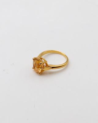 une image représentant une bague en or ornée d'une fleur