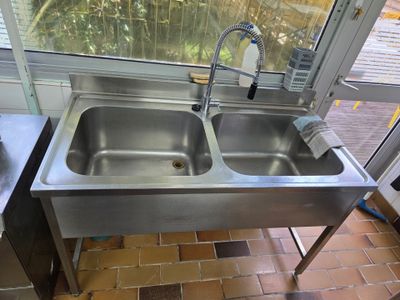 deux éviers dans la cuisine, avec un robinet sur le côté