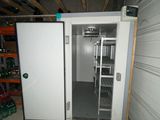 une porte blanche dans une pièce où se trouve une porte blanche