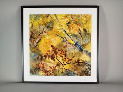un tableau représentant un oiseau perché sur une branche d'arbre aux feuilles jaunes