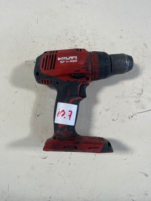 une image représentant une perceuse sans fil posée sur une surface blanche