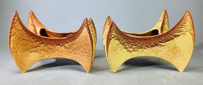 deux œuvres d'art posées sur une table