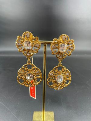 gros plan d'une paire de boucles d'oreilles sur un support