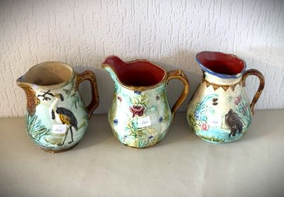trois vases posés sur une table