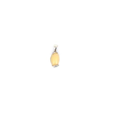 un gros plan d'un petit pendentif jaune sur fond blanc