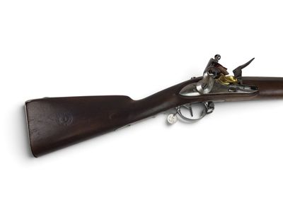 gros plan d'un fusil sur fond blanc
