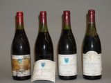 quatre bouteilles de vin sont alignées sur une table