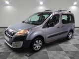la petite camionnette argentée est garée sur un carrelage à carreaux