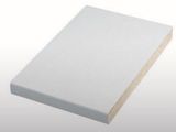 un gros plan d'une feuille de papier blanc sur fond blanc